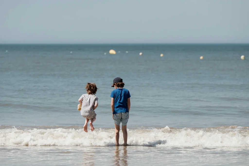 Enfants sur la plage de Trouville-sur-Mer
