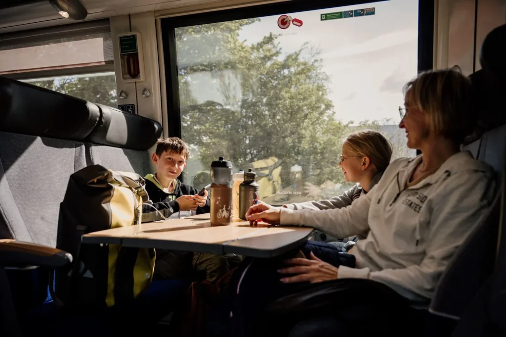 Une femme et 2 enfants voyageant en train