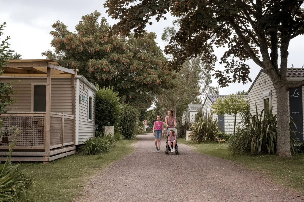Une famille au Camping Sandaya à Saint-Aubin-sur-Mer