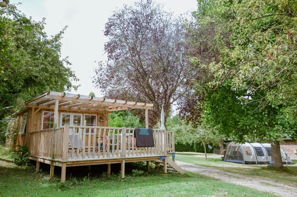 Un bungalow et une tente au Castel Camping, le Brévedent