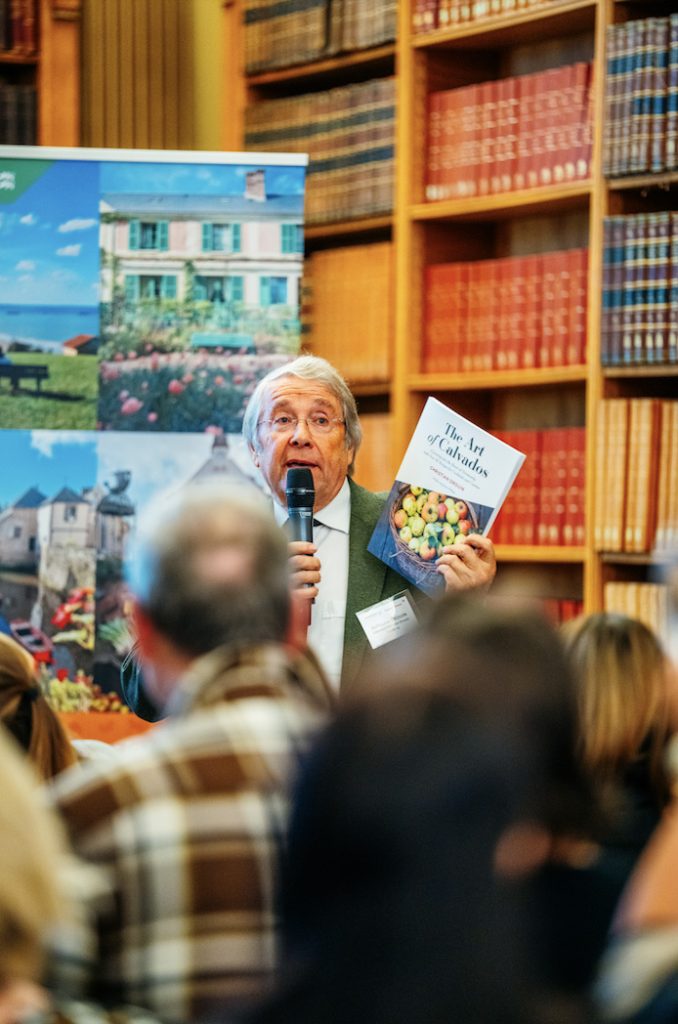 Christian Drouin présentant son livre The Art of Calvados à la conférence de presse de Normandie Tourisme à Londres