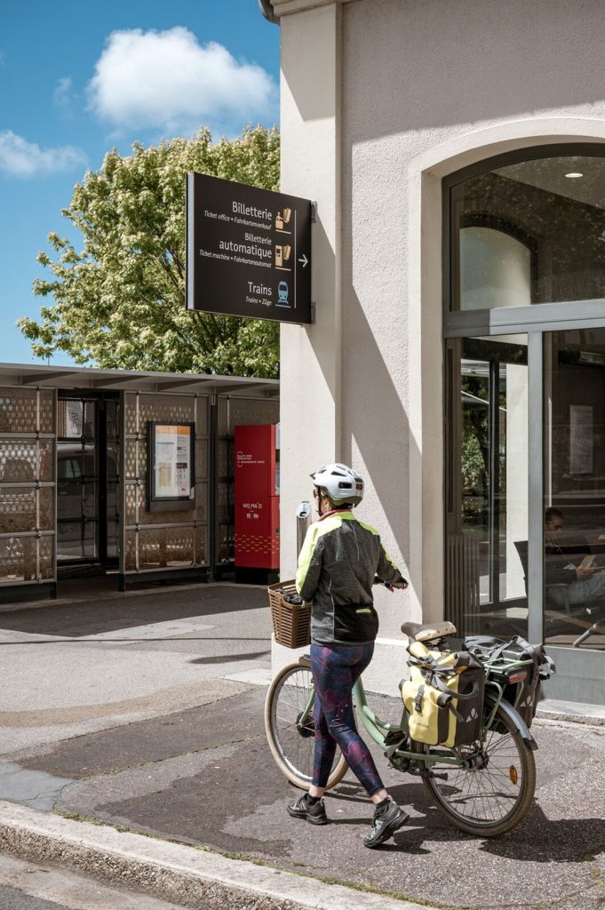 Un cycliste devant la gare SNCF de Fécamp