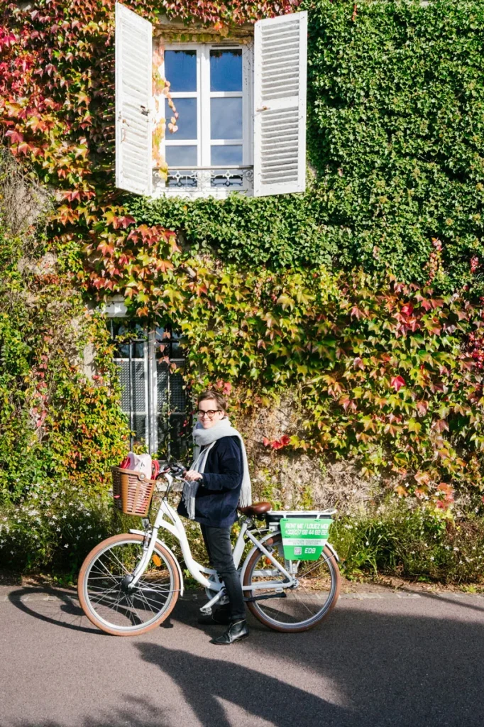 Femme à vélo, dans une ruelle de Giverny