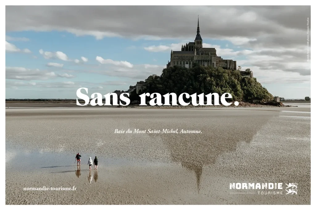 Campagne « Rien que la Normandie » : le Mont-Saint-Michel vu depuis la baie, avec l’accroche « Sans rancune ».