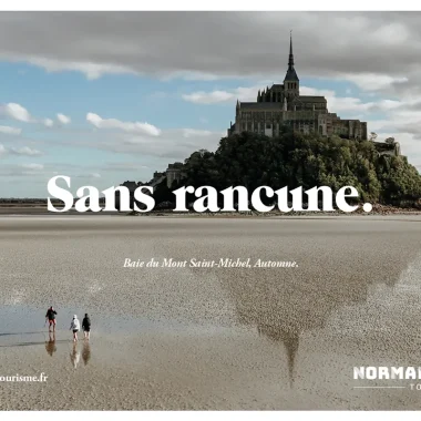 Campagne « Rien que la Normandie » : le Mont-Saint-Michel vu depuis la baie, avec l’accroche « Sans rancune ».