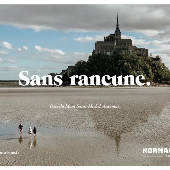 Campagne « Rien que la Normandie » : le Mont-Saint-Michel vu depuis la baie, avec l’accroche « Sans rancune ».