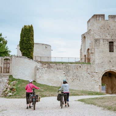 2 femmes à vélo devant le château de Gisors