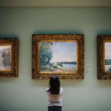 Enfant devant les tableaux impressionnistes du Musée des Beaux-Arts de Rouen
