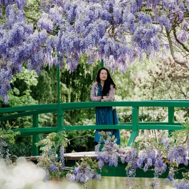 Femme sur le pont japonais des Jardins de Claude Monet