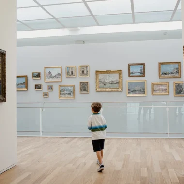 Un enfant dans le MuMa, musée d'art moderne André-Malraux au Havre