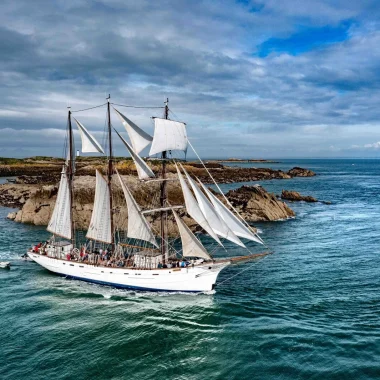 Le Marité, voilier dans les îles de l'archipel Chausey, Granville