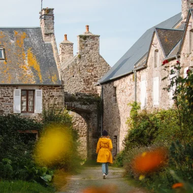 Une femme flânant dans une ruelle de Regnéville-sur-Mer