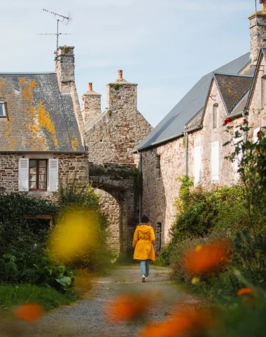 Une femme flânant dans une ruelle de Regnéville-sur-Mer
