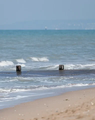 Enfant jouant sur une plage de Cabourg en hiver