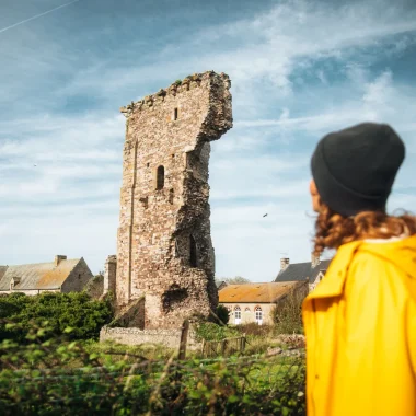 Femme devant les ruines du Château de Regnéville-sur-Mer