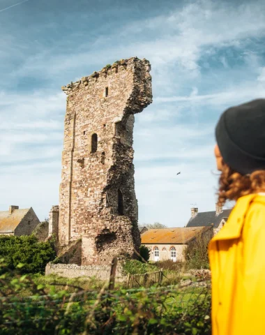 Femme devant les ruines du Château de Regnéville-sur-Mer