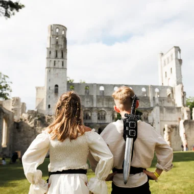 Enfant devant l'Abbaye de Jumièges à la Fête viking