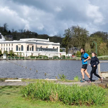 Trail, vu sur le lac et le casino de Bagnoles-de-l'Orne