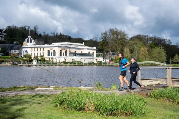 Trail, vu sur le lac et le casino de Bagnoles-de-l'Orne