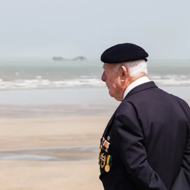 Dans les rues et sur la plage d'Arromanches, le 6 juin 2013