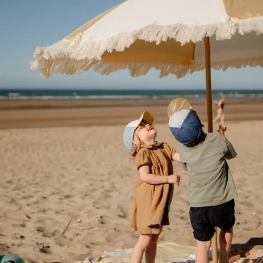 Enfants sous un parasol, plage en famille, Colleville-Sur-Mer