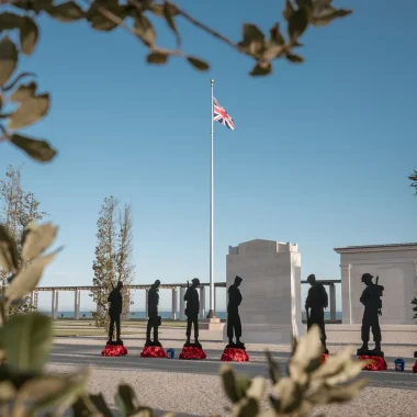 Standing with giant au Memorial britanique de Ver-sur-Mer