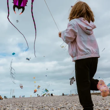 Une enfant jouant au cerf-volant à l