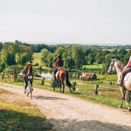 A vélo et à cheval au Haras National du Pin © Maxime Coquard - BestJobers