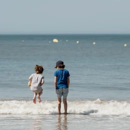 Enfants sur la plage de Trouville-sur-Mer