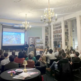 Conférence de presse de Normandie Tourisme à la Royal Institution de Londres avec journalistes et influenceurs britanniques