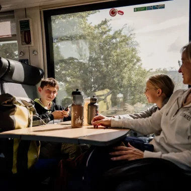 Une femme et 2 enfants voyageant en train