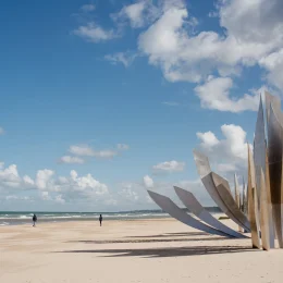 Monument Les Braves (sculpteur Anilore Banon), Omaha Beach