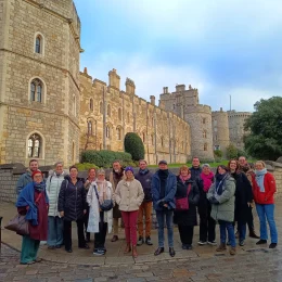 les partenaires de la destination Normandie Médiévale devant le château Windsor