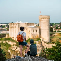 Des touristes surplombant le château de Falaise