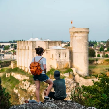 Des touristes surplombant le château de Falaise