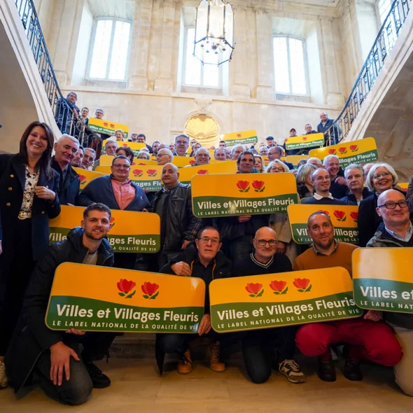 Photo de groupe des nouvelles communes labellisées Villes et Villages Fleuris 2025