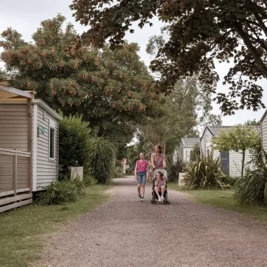 Une famille au Camping Sandaya à Saint-Aubin-sur-Mer