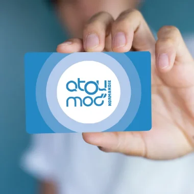Carte Atoumod dans une main