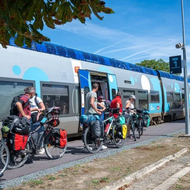 Cyclotouristes et train à quai en gare de Pontorson - Mont-Saint-Michel