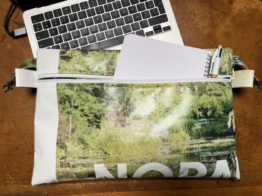 Pochette ordinateur recyclée, avec un support de communication représentant Giverny
