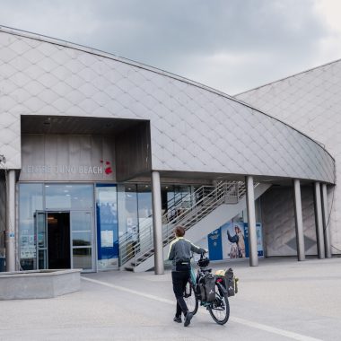 Un cycliste arrivant à l'entrée du Centre Juno Beach