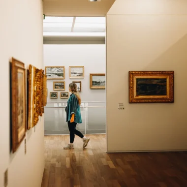 Une femme visitant les expositions du MuMa Musée d'art moderne André Malraux
