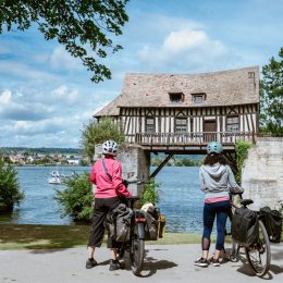 2 cyclistes devant Le Vieux-Moulin de Vernon