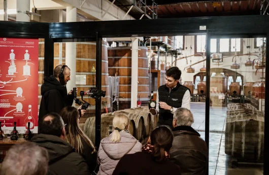 Une équipe de tournage en présence de public pour l'Expérience Normande au Palais Bénédictine